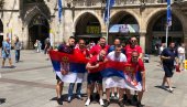 DA I NEMCI NAUČE: Srpski navijači u Minhenu drže čas na temu Čije je Kosovo? (VIDEO)