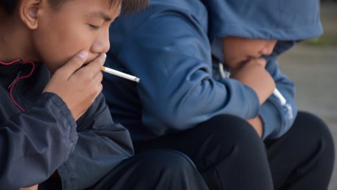 SREDNJOŠKOLCI NA MARIHUANI: Alarmantno - Mladi sve češće konzumiraju drogu, u okolini škola se prodaje kanabis
