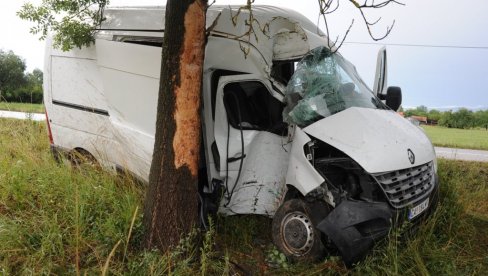 JEZIVE SLIKE SA MESTA NESREĆE: Kombi udario u drvo na starom putu Kraljevo-Čačak, suvozač teško povređen (FOTO)