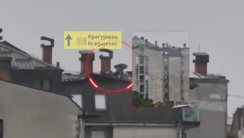 USRED STRAŠNE OLUJE: Popeo se na vrh zgrade u Kragujevcu da spasi krov - zastrašujuć snimak (VIDEO)