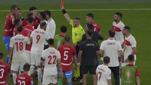 СКАНДАЛ НА КРАЈУ ГРУПНЕ ФАЗЕ ЕУРО 2024: Фудбалер Чешке хтео да се обрачуна са играчима Турске (ВИДЕО)