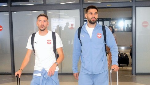 ELIMINISANI ORLOVI SE VRATILI: Fudbaleri Srbije došli u Beograd