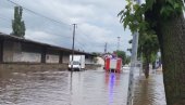 EVAKUISANE ČETIRI OSOBE IZ POPLAVLJENIH AUTOMOBILA: Drama u Kruševcu zbog nevremena, deo ulica pod vodom (FOTO)