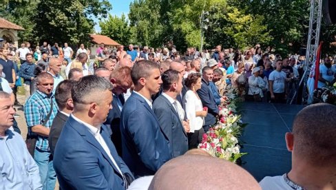 MITROPOLIT JOANIKIJE SLUŽIO VIDOVDANSKU LITURGIJU: Stotine vernika slilo se u portu manastira Gračanica (FOTO/VIDEO)