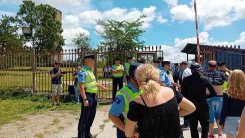 I OVE GODINE MALTRETIRANJE SRBA NA GAZIMESTANU: Muškarcima podižu majice ne bi li videli da nema nekih nacionalnih simbola (FOTO)