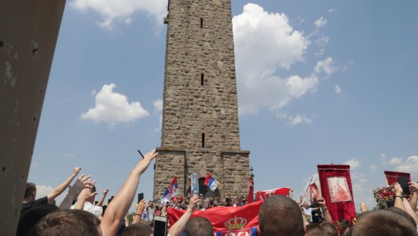 ПОЧАСТ ЈУНАЦИМА КОСОВСКОГ БОЈА: Срби се окупили на Газиместану поводом 635 година од славне битке (ВИДЕО)