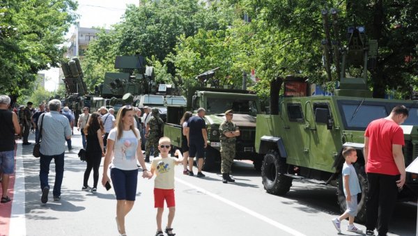 ЧУВАРИ ЗАВЕТА КОСОВСКИХ ЈУНАКА: Атрактивна видовданска смотра опреме и наоружања Војске Србије у Крушевцу (ФОТО)