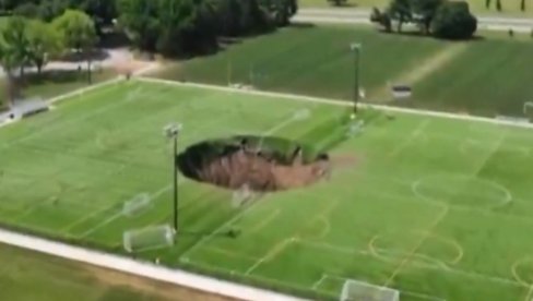 OGROMNA RUPA PROGUTALA POLA FUDBALSKOG TERENA: Snimak izgleda nestvarno - zemlja se najednom otvorila (VIDEO)