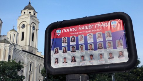 NAJBOLJI UČENICI NA BILBORDIMA: Prvi put grad Smederevo zlatnicima nagradio đake generacije