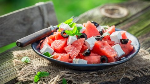 SALATA OD LUBENICE SA FETA SIROM: Savršen letnji obrok