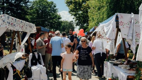 GOSTILI SE BANATSKIM FRUŠTUKOM: U Izbištu održani prvi Miholjski susreti sela (FOTO)