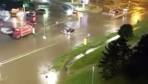 ULICE PRESTONICE SE PRETVORILE U REKE: Voda ulazi u autobuse, panika na sve strane posle snažnog nevremena (VIDEO)