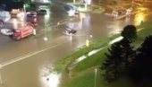STRAVIČNI PRIZORI U PRESTONICI: Ulice se pretvorile u reke, voda ulazi u autobuse, panika na sve strane (VIDEO)