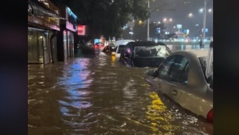 СНИМАК СА АУТОКОМАНДЕ: Вода дошла људима до кукова (ВИДЕО)