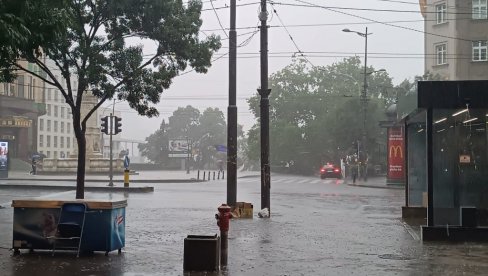 CRNI OBLACI NAD BEOGRADOM, KAO DA JE NOĆ: Kiša već pljušti u prestonici, RHMZ izdao hitno upozorenje - vreme veoma opasno