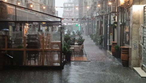 СТИЖЕ ПОТОП У СРБИЈУ: Ево како ће се кретати невреме из сата у сат (ФОТО)