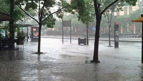 NEBO CRNO NAD BEOGRADOM RHMZ izdao upozorenje: Pljuskovi i grmljavina, moguć grad i jak vetar (VIDEO)