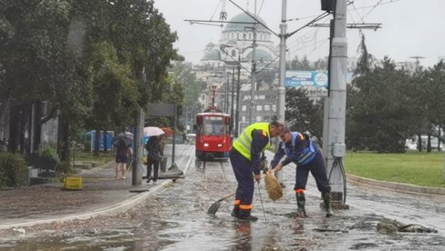 STOJE TRAMVAJI U VOJVODE STEPE I NA AUTOKOMANDI: Kiša napravila velike probleme u saobraćaju (VIDEO)