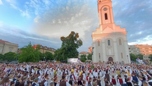 У СМЕДЕРЕВУ ОДИГРАНО КОЛО НАЈВЕЋЕ У СРБИЈИ ИКАДА: Играло 2.000 људи