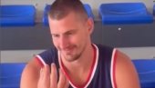 NIKOLA JOKIĆ I DRUŽINA ODUŠEVLJENI: Košarkaši Srbije dobili poseban poklon pred Olimpijske igre (VIDEO)