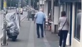 OVO JE MUŠKARAC KOJI DRŽI PUŠKU U CENTRU BEOGRADA: Snimljen kako šeta sa oružjem (VIDEO)