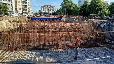 GRADILIŠTE MOSTA U PARAĆINU: Najpre montažne skele, pa betoniranje (FOTO)