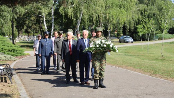 ХРАБРОСТ И ОДЛУЧНОСТ ИНСПИРАЦИЈА БУДУЋИМ ГЕНЕРАЦИЈАМА: Положен венац на Спомен гробљу ослободилаца Новог Сада