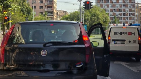 ŠOK SNIMAK IZ BEOGRADA: Čovek vozi automobil sa otvorenim vratima (VIDEO)