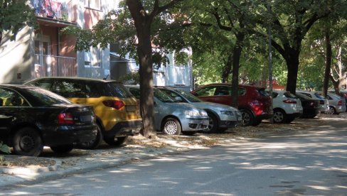 ORGANIZOVANO PARKIRANJE U PETROVARADINU TOKOM EGZITA: Na tri lokacije obezbeđeno 200 parking mesta