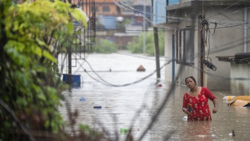 DESETINE POGINULIH U POPLAVAMA: Jake kiše izazvale izlivanje reka u Južnoj Aziji