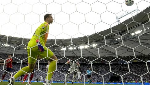 ДУЕЛ БАЈЕРНА И ЧЕЛСИЈА ОБЕЛЕЖИЋЕ ЛЕГЕНДАРНИ ГОЛМАН: Нојер на корак од историје - ово су пре њега успела само четворица у Лиги шампиона