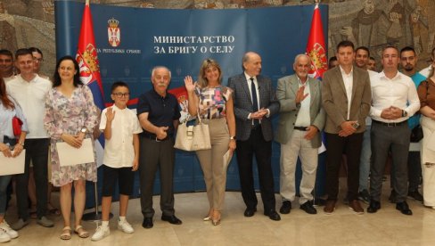 ВИ СТЕ ПРОБУЂЕНА НАДА СРБИЈЕ: Сусрет министра Кркобабића са добитницима сеоских кућа у Палати Србија