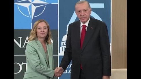 URNEBESAN SNIMAK MELONIJEVE KRUŽI INTERNETOM: NJena reakcija pri susretu sa Erdoganom privukla veliku pažnju javnosti (VIDEO)