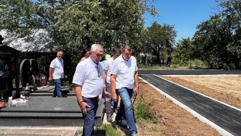 ASFALT DO GROBLJA: Predsednik opštine Obrenovac obišao putare