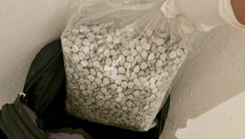 ZAPLENJENO  13.000 TABLETA EKSTAZIJA,, U STANU NAĐEN I PIŠTOLJ: Novosadska policija uhapsila  Beograđanina osumnjičenog za trgovinu drogom