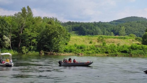 DRAMA U ĐEDOVOM VIRU: Pao sa surf daske pa se zaglavio ispod čamca