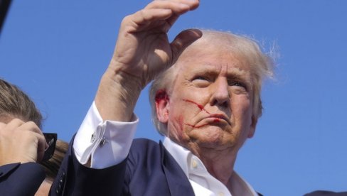 АТЕНТАТОР И ЈОШ ЈЕДНА ОСОБА УБИЈЕНИ: Доналд Трамп крваве главе напустио бину