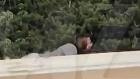 ENO GA TAMO, GORE JE Novi užasavajući snimak: Trampov atentator puzi po krovu dok policajci ne reaguju (VIDEO)