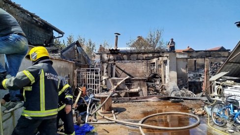 POŽAR U PARAĆINU: Izgoreo magacin, oštećen krov na dve kuće (FOTO)
