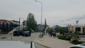НАСРНУО НА ЊИХ И ГАЂАО: На главном мосту на Ибру у Косовској Митровици, Албанац напао српске новинаре