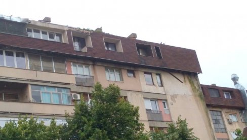 РИЗИК ЗА ПРОЛАЗНИКЕ: Са зграде отпадају делови оштећеног крова