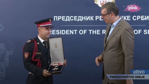 VUČIĆ ODLIKUJE ŽANDARMA: Milošu Jevremoviću predsednik uručuje zasluženo priznanje (VIDEO)