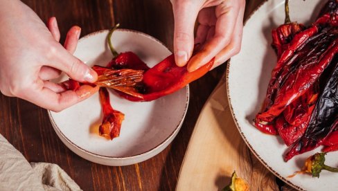 IDEALNA ZA HLADNU I ZDRAVU SALATU SA BELIM LUKOM: Naučite kako da lako oljuštite pečenu papriku