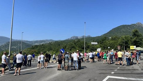MORA NADOMAK MORA: Blokade saobraćaja u jeku turističke sezone, Crmničani negodovali ispred Sozine jer i dalje plaćaju  prolaz kroz tunel