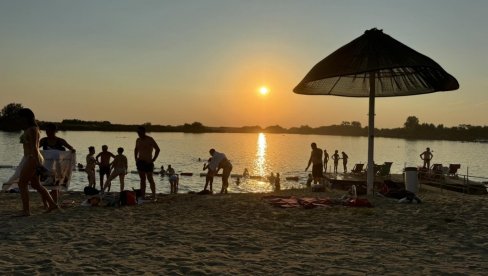 КУПАЊЕ ДО МРАКА: Зрењанинци се расхлађују на популарној плажи Пескара