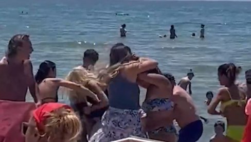 ŽESTOK OKRŠAJ ŽENA NA PLAŽI: Ovo se ne viđa svaki dan, nećete verovati šta je razlog (VIDEO)