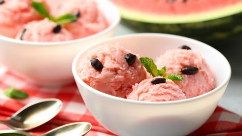 ИСПРОБАЈТЕ РЕЦЕПТ ЗА СЛАДОЛЕД ОД ЛУБЕНИЦЕ: Расхладите се уз незабораван укус домаћег сладоледа