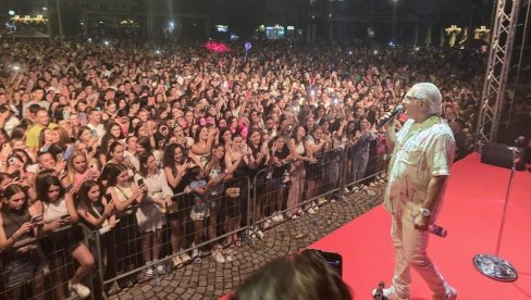 PUBLIKA ZBOG NJEGA DOŠLA I ZA VREME CRVENOG METEO ALARMA: Željko Samardžić okupio hiljade ljudi (FOTO)