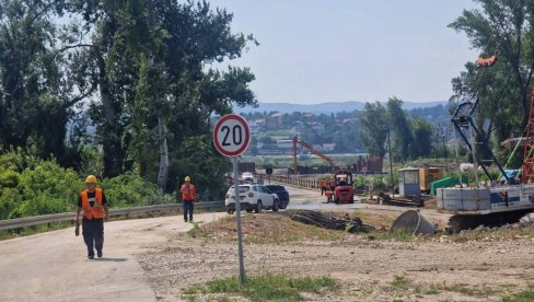 PRVE SLIKE SA MESTA NESREĆE U NOVOM SADU: Za radnikom koji je pao u Dunav tragaju ronioci Žandarmerije (FOTO)