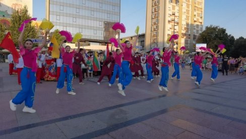 SVET KRAJ NIŠAVE: Uličnim performansom otvoren 17. Međunarodni studentski festival folklora